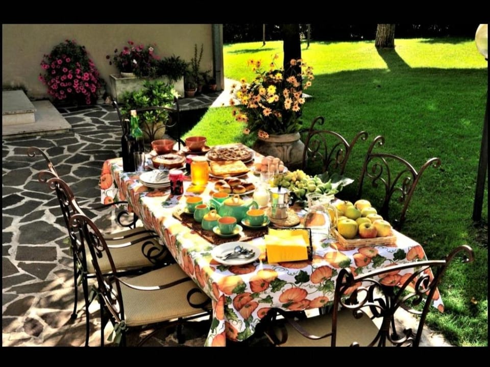 Food and drinks, Food, Garden view
