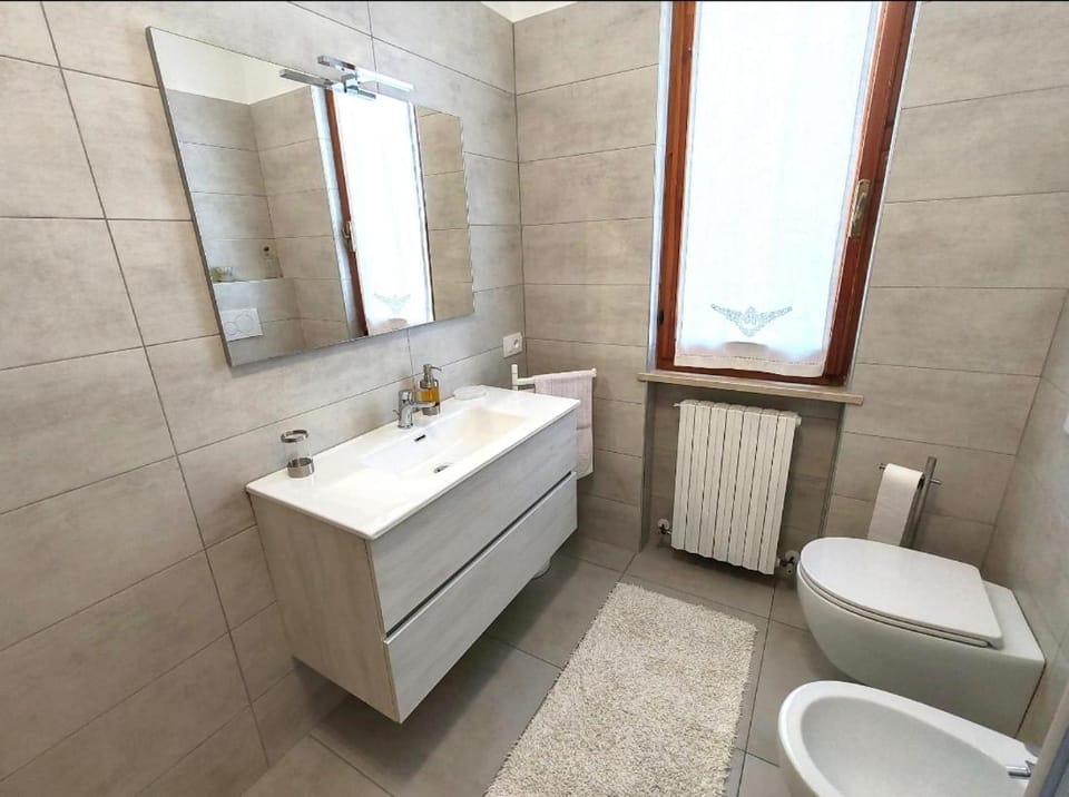 Toilet, Bathroom, bidet, towels