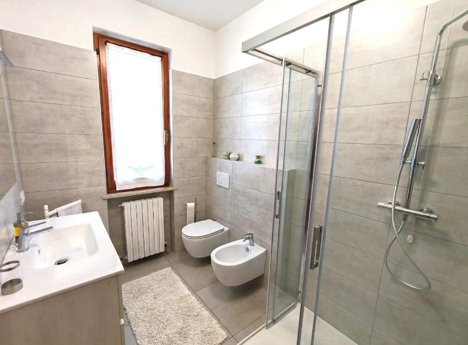 Shower, Toilet, Bathroom, bidet, towels