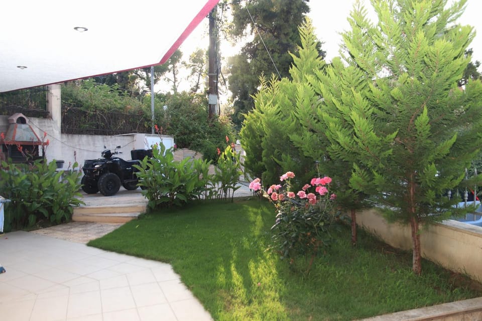 Facade/entrance, Garden, Parking