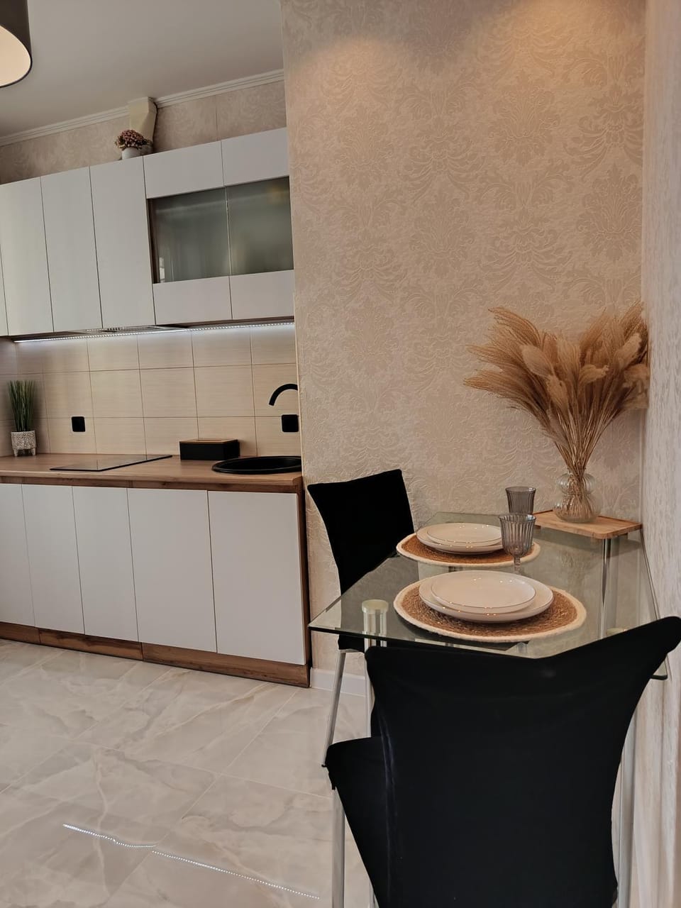 Kitchen or kitchenette, Seating area, stove