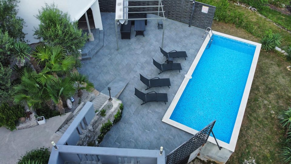 Patio, Swimming pool, sunbed