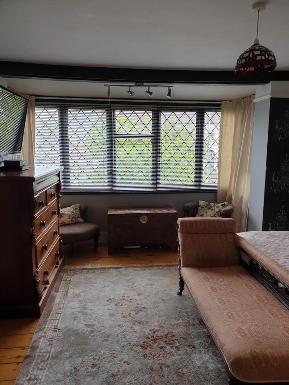 Photo of the whole room, City view