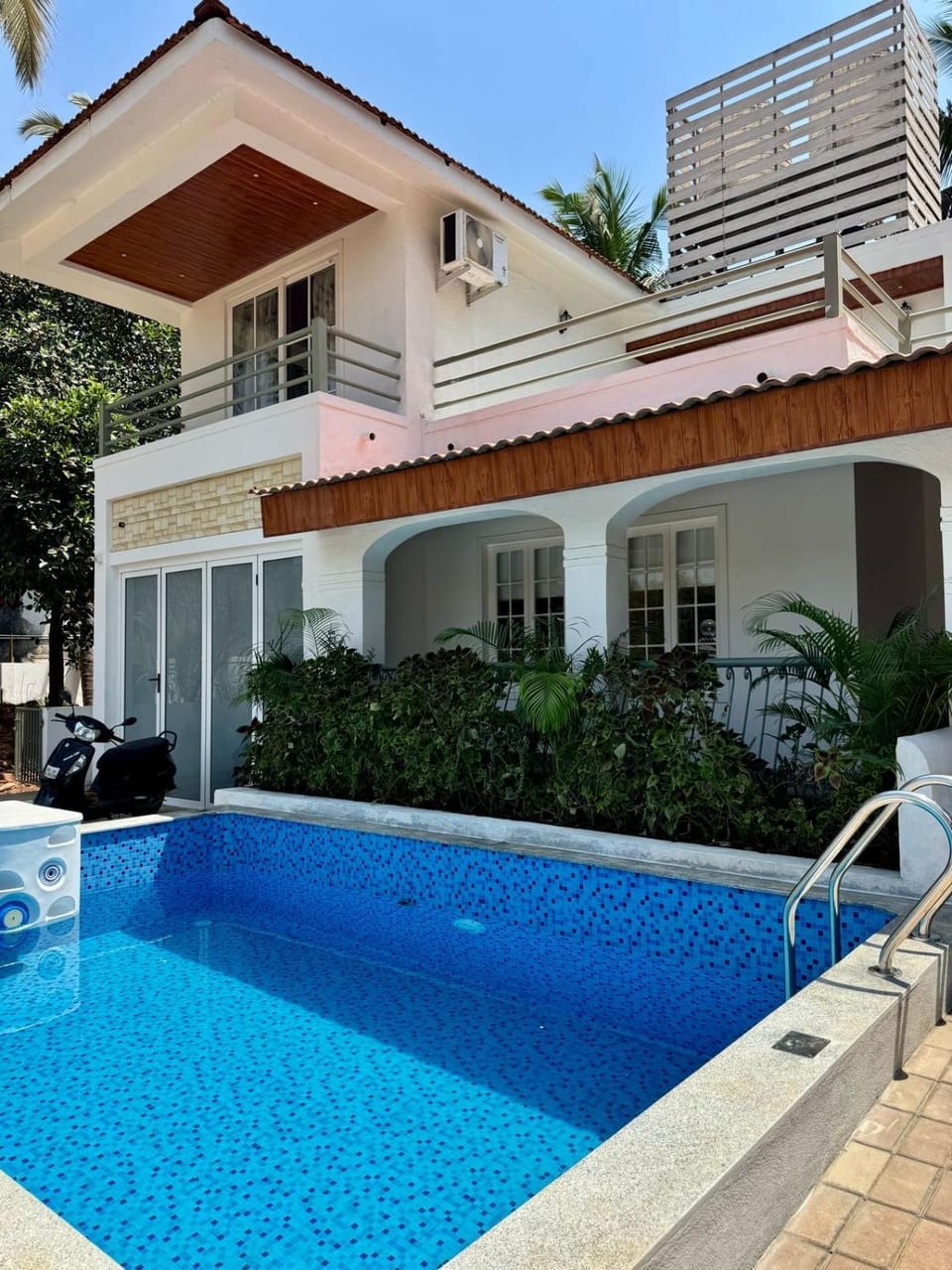 Property building, Day, Pool view, Swimming pool
