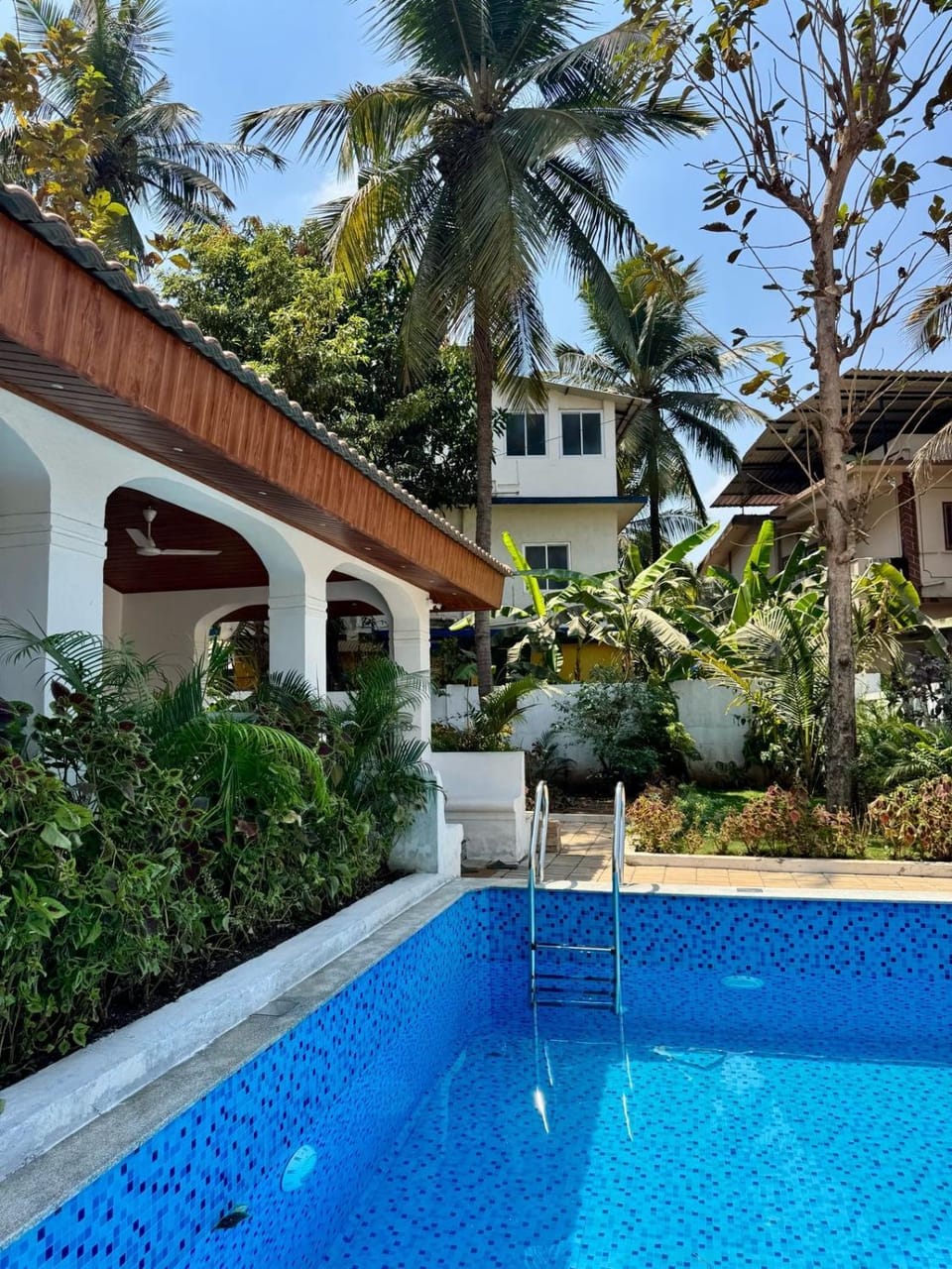 Property building, Day, Garden, Garden view, Pool view, Swimming pool