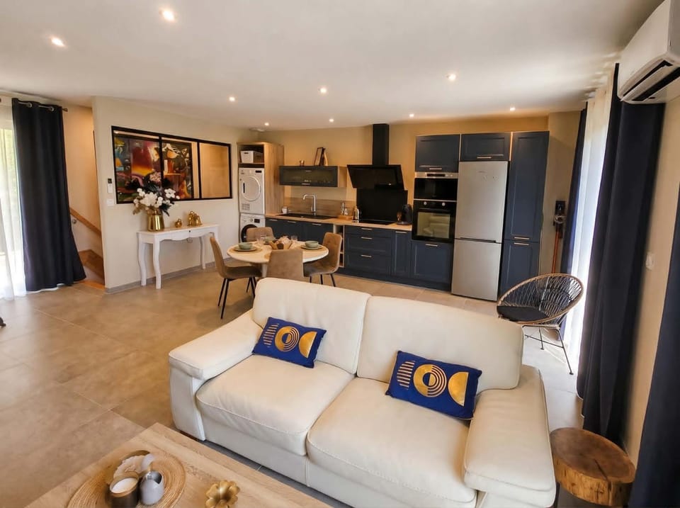 Coffee/tea facilities, Living room, Seating area, dishwasher, washing machine, dryer, kitchen, air conditioner
