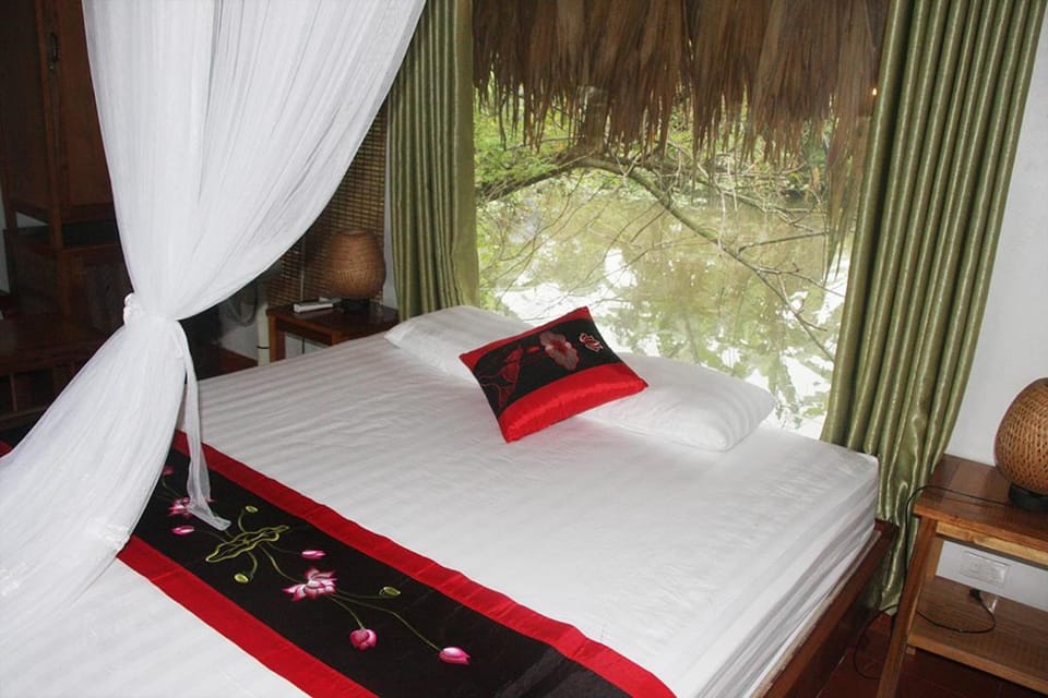 Bedroom, Lake view