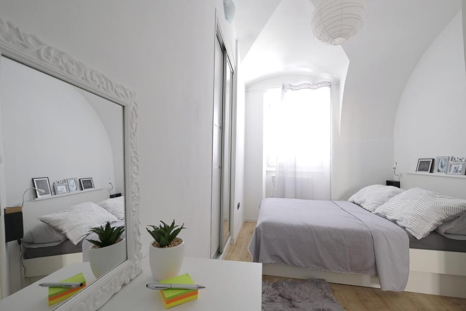 Bed, Day, Night, Photo of the whole room, Time of day, Family