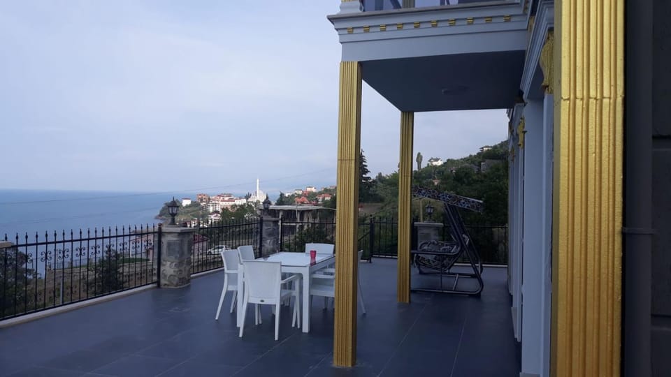 BBQ facilities, Coffee/tea facilities, Balcony/Terrace, Dining area, City view, Garden view, Sea view