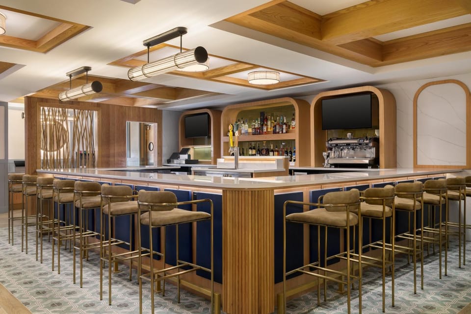 Restaurant/places to eat, Lounge or bar