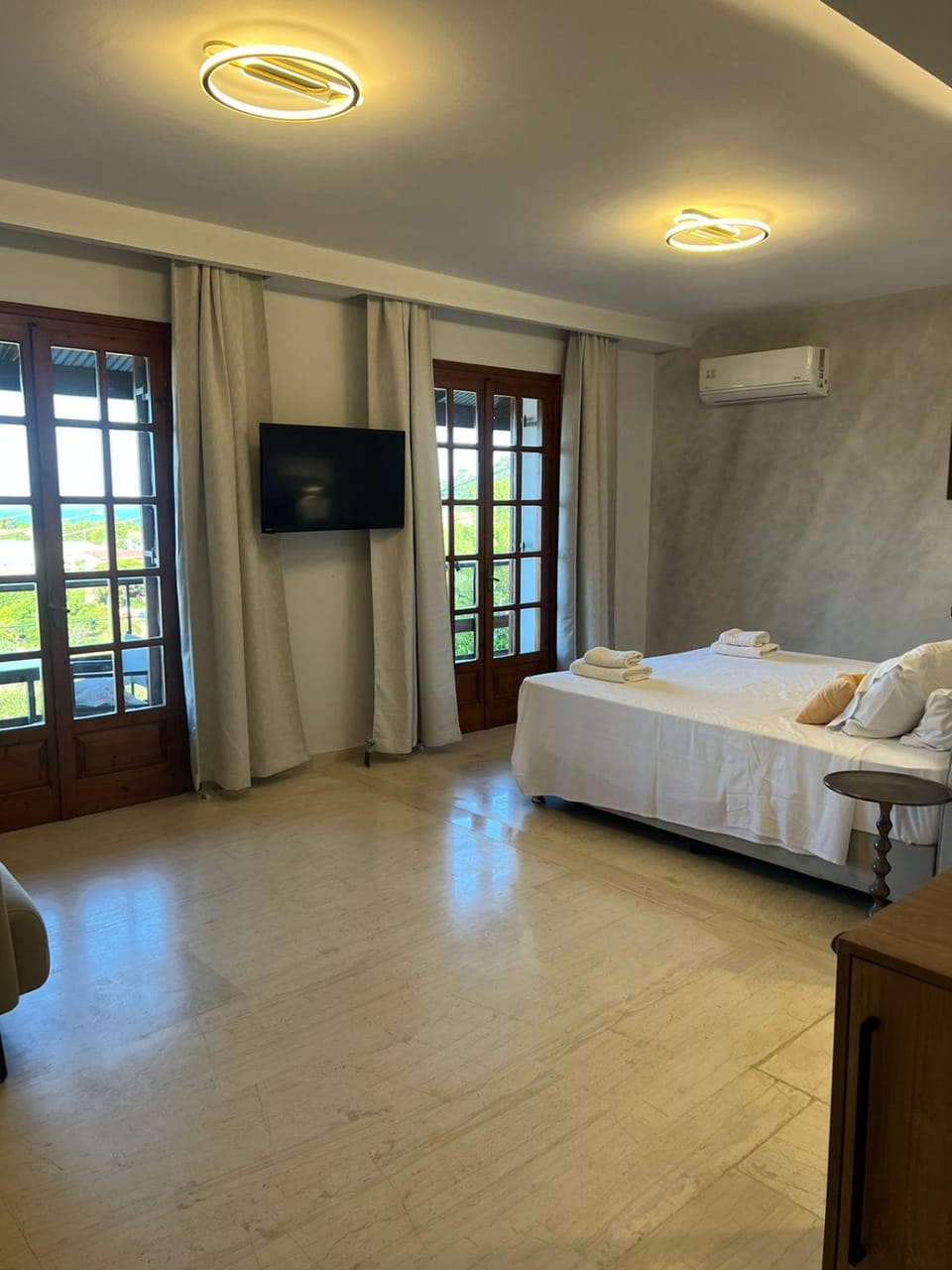 Bed, TV and multimedia, Photo of the whole room, Bedroom