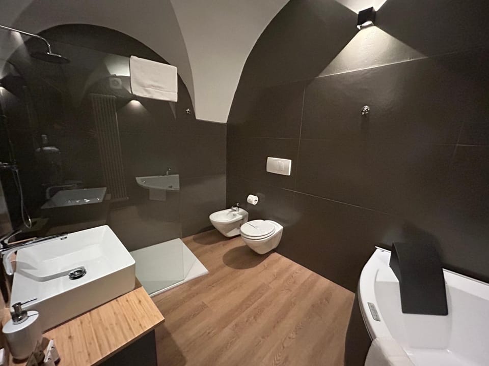 Shower, Toilet, Bathroom, Bath, towels