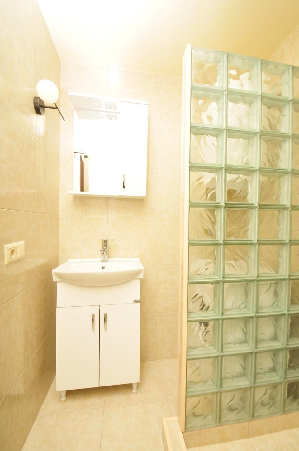 Shower, Toilet, Decorative detail