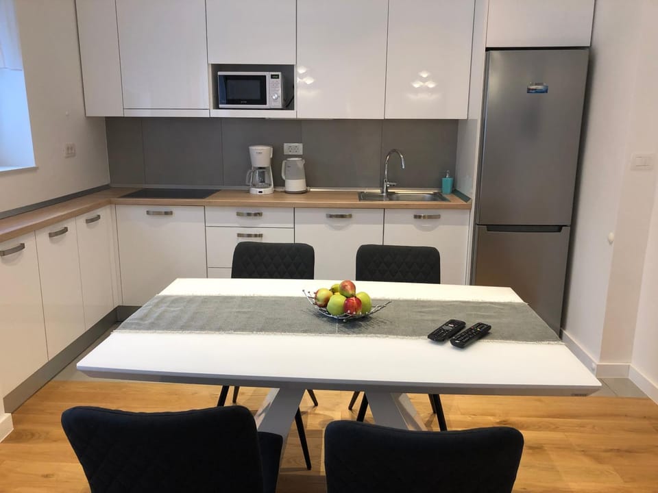 Kitchen or kitchenette, Seating area, Dining area