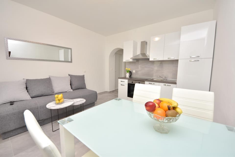 Kitchen or kitchenette, Living room, Seating area, Dining area