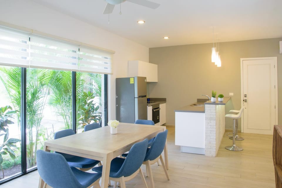 Kitchen or kitchenette, Dining area