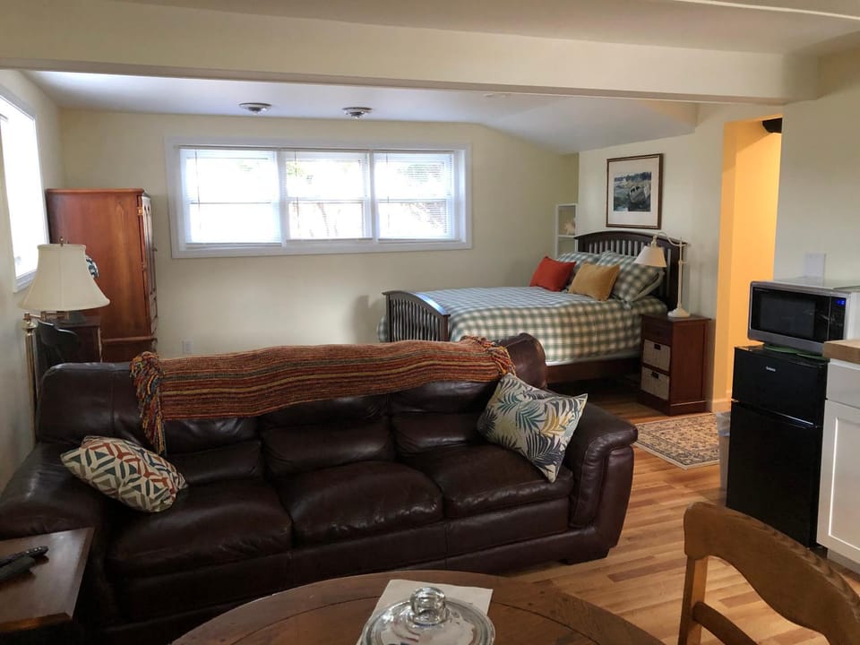 Photo of the whole room, Seating area