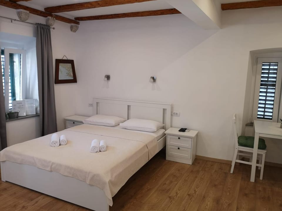 Bed, Bedroom, towels