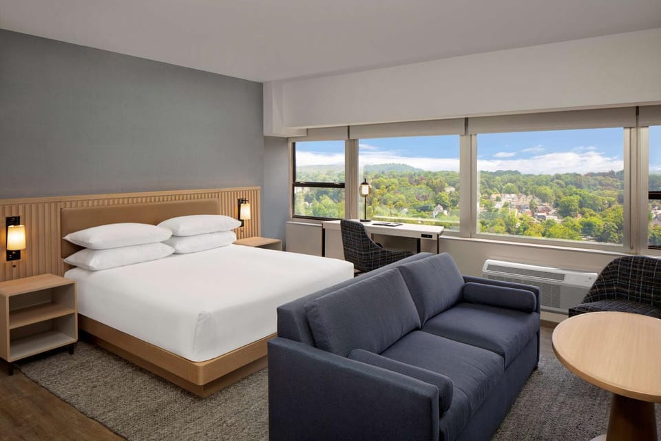 View (from property/room), Photo of the whole room, Seating area, Bedroom