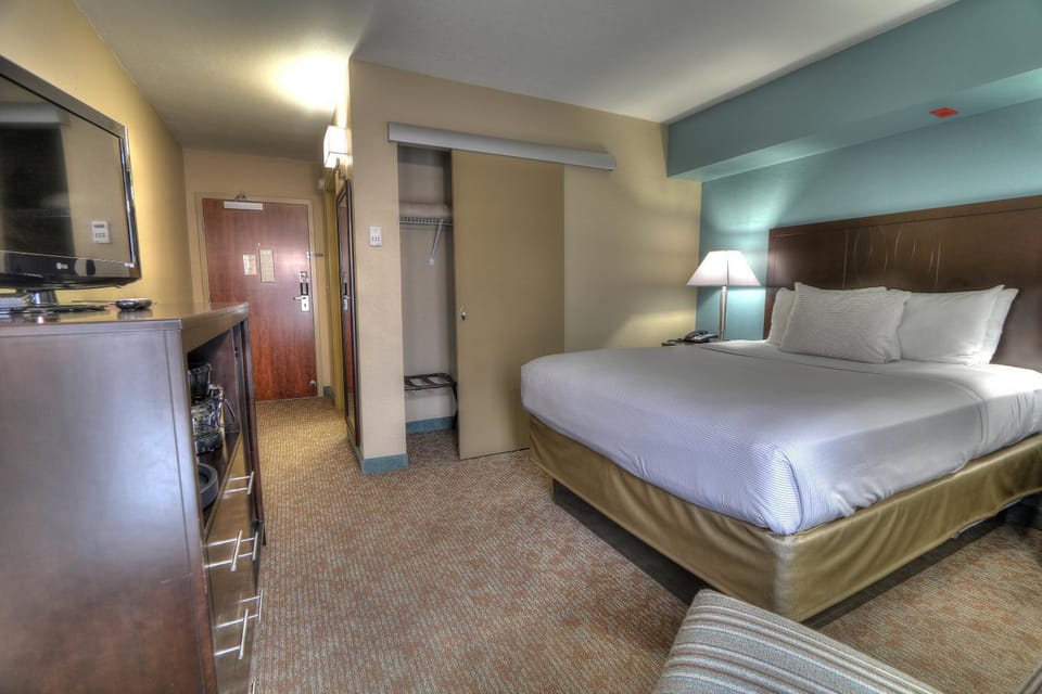 Bed, TV and multimedia, Photo of the whole room