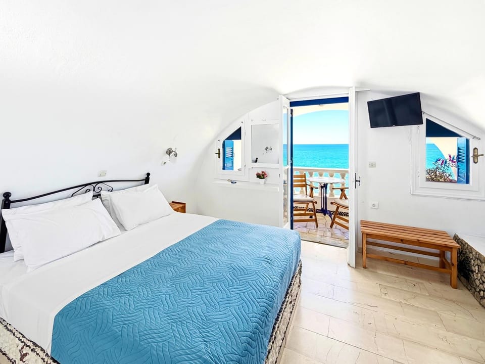 Bed, TV and multimedia, Photo of the whole room, Bedroom, Sea view