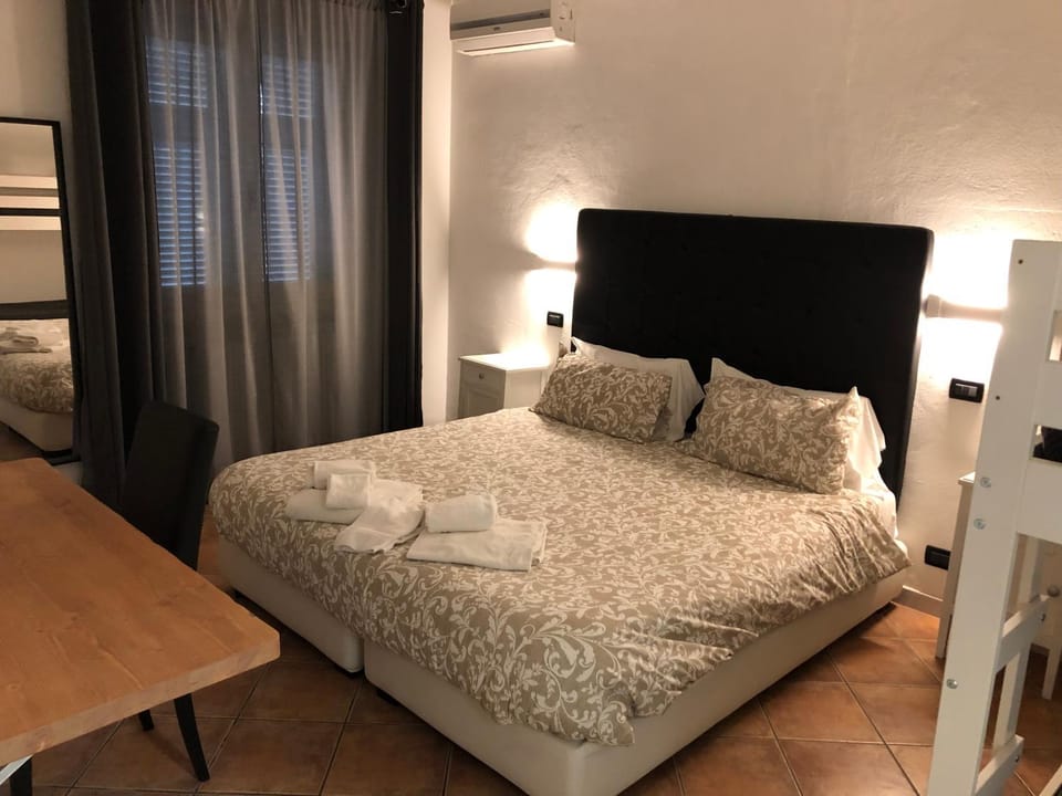 Bed, Photo of the whole room, Bedroom, towels