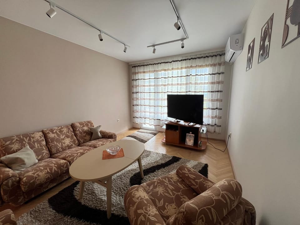 Communal lounge/ TV room, TV and multimedia, Living room, Seating area