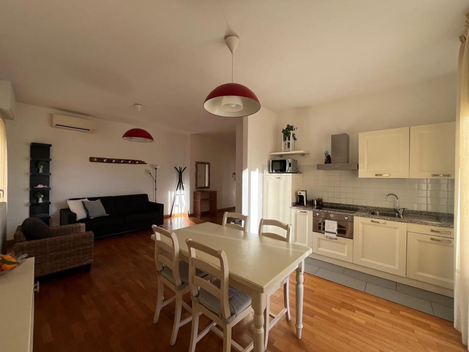 Kitchen or kitchenette, Living room, Seating area, Dining area, oven