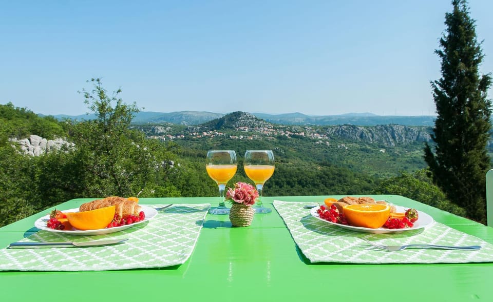 Day, Natural landscape, Food and drinks, Mountain view, Breakfast