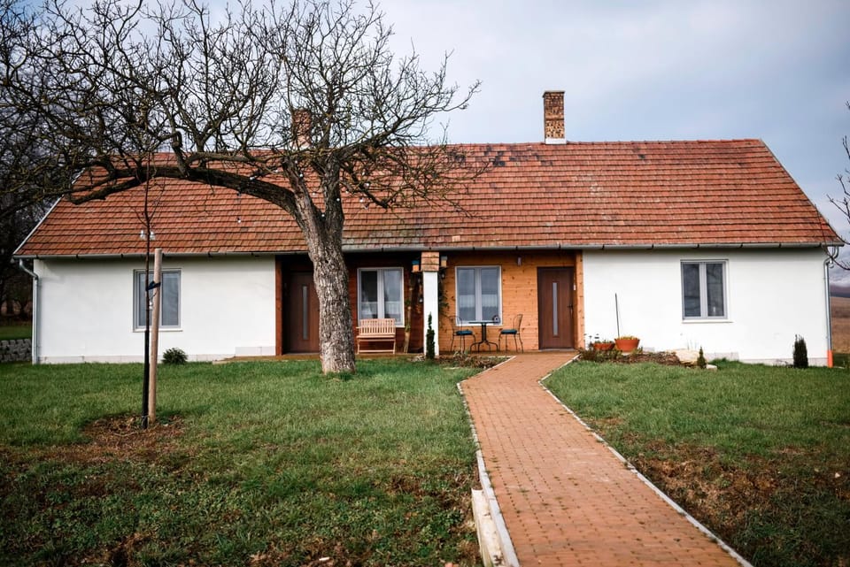 Property building, Facade/entrance, BBQ facilities, Garden, Balcony/Terrace