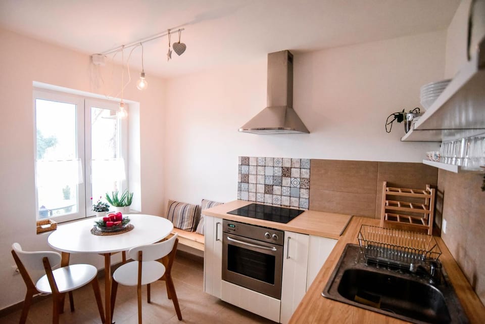 Coffee/tea facilities, Kitchen or kitchenette, Dining area