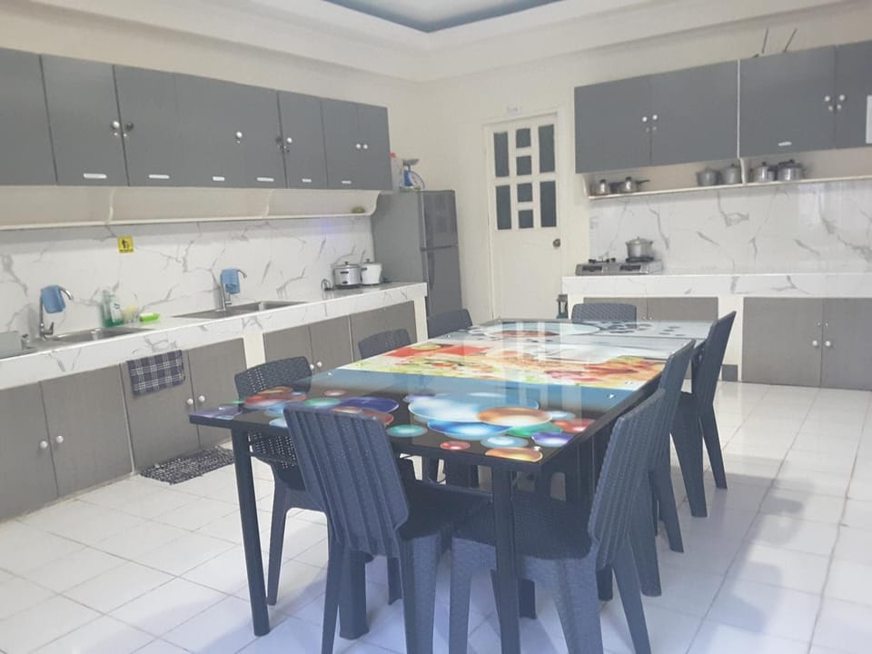 OMG Guesthouse Room for 6 Bed and Breakfast in Island Garden City of Samal
