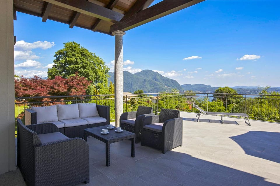 Balcony/Terrace, Mountain view