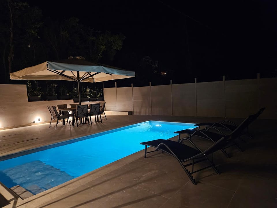 Dining area, Swimming pool, Swimming pool, sunbed