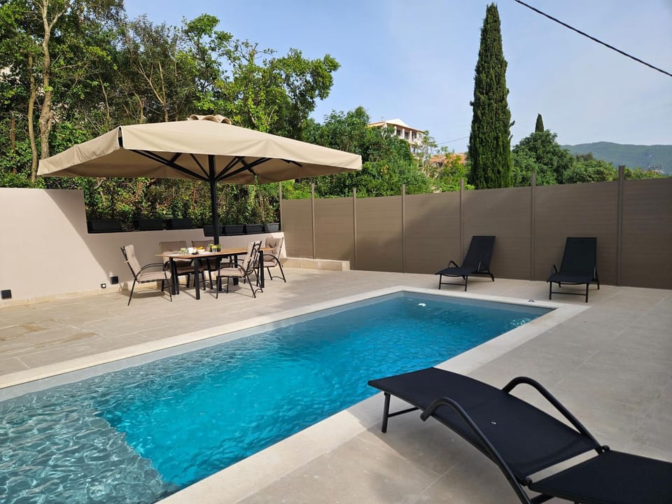Swimming pool, Swimming pool, furniture, furniture, sunbed