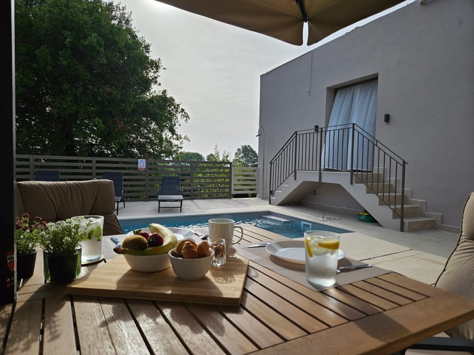 Decorative detail, Seating area, Dining area, Swimming pool, Swimming pool