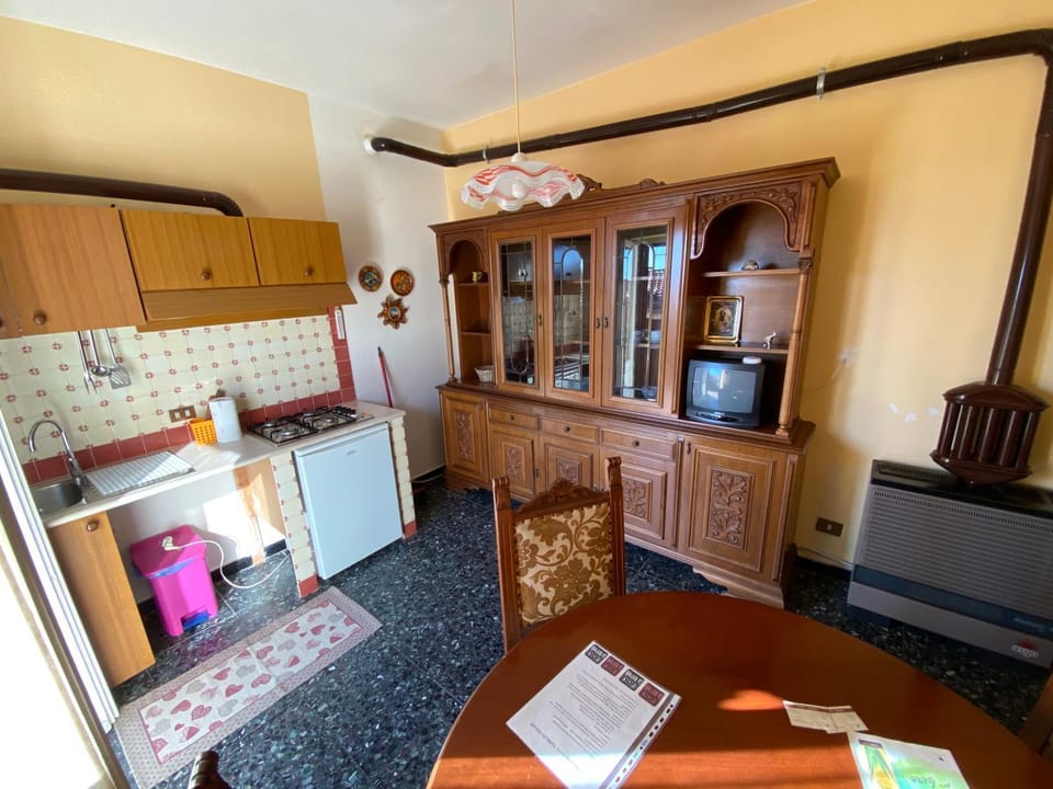 Kitchen or kitchenette, Dining area