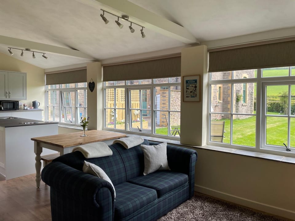 Kitchen or kitchenette, Living room, Seating area, Dining area