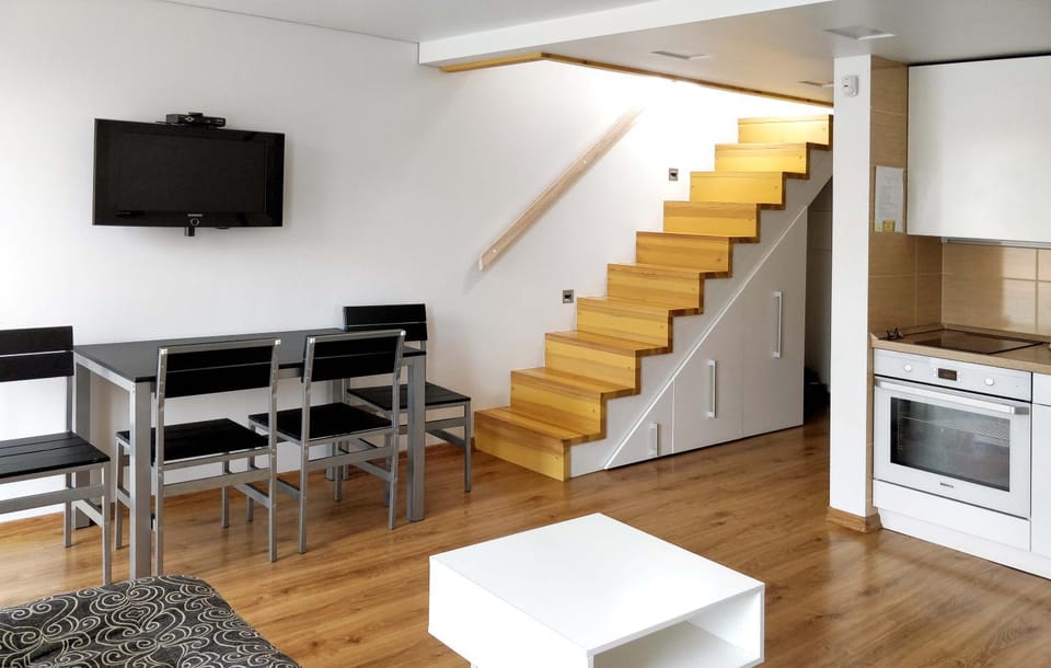 Property building, Day, TV and multimedia, Kitchen or kitchenette, Living room, Photo of the whole room, Dining area, On site, Seasons
