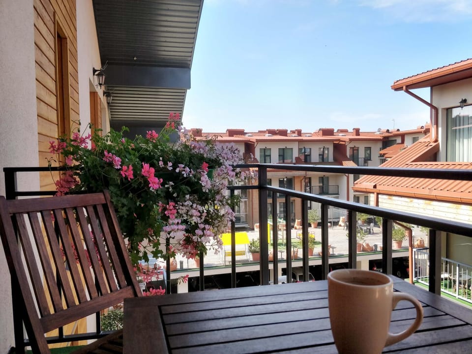 Property building, Patio, Day, Summer, Balcony/Terrace, On site, Garden view, Street view