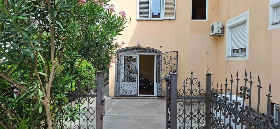 Sunčani apartman 1-Vila Amfora Apartment in Budva