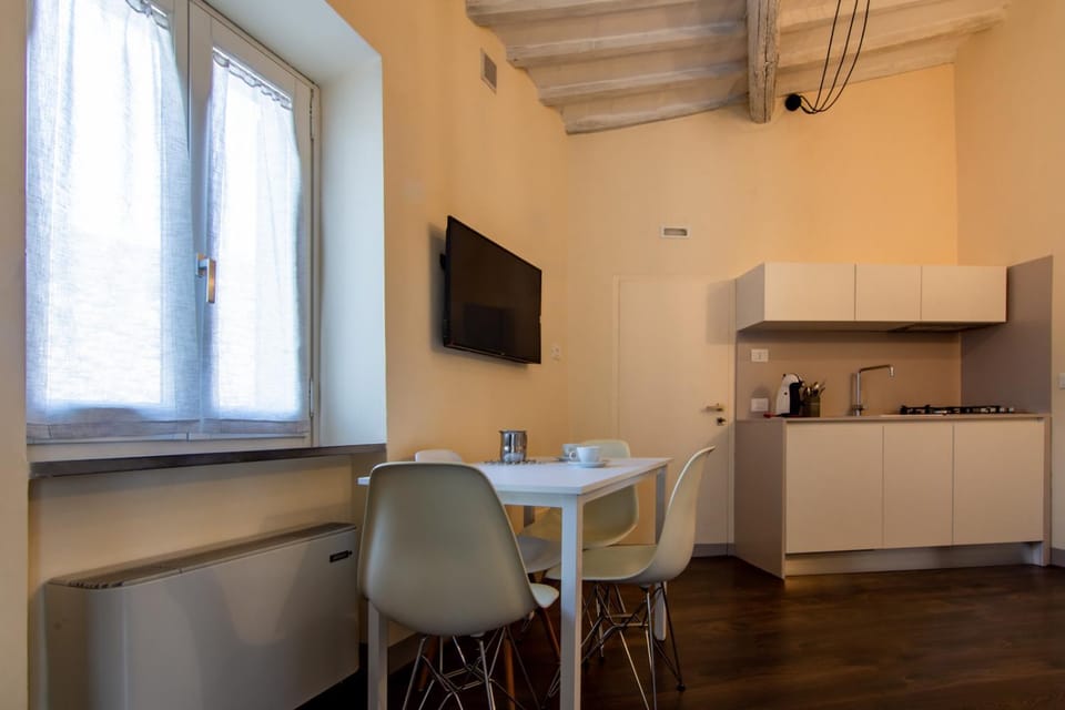 Kitchen or kitchenette, Dining area