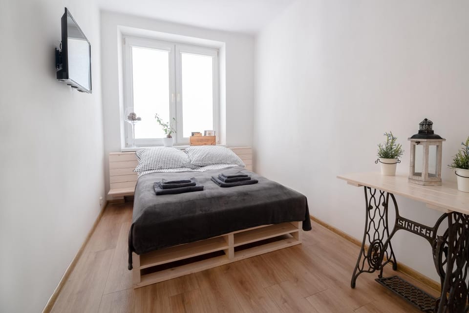 Bed, TV and multimedia, Bedroom