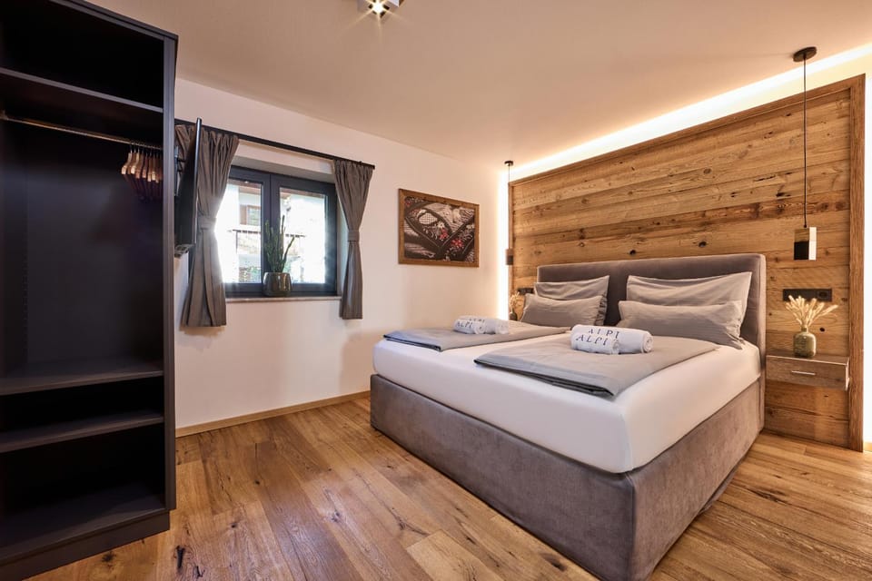 Bed, TV and multimedia, Photo of the whole room, Bedroom, towels, wardrobe