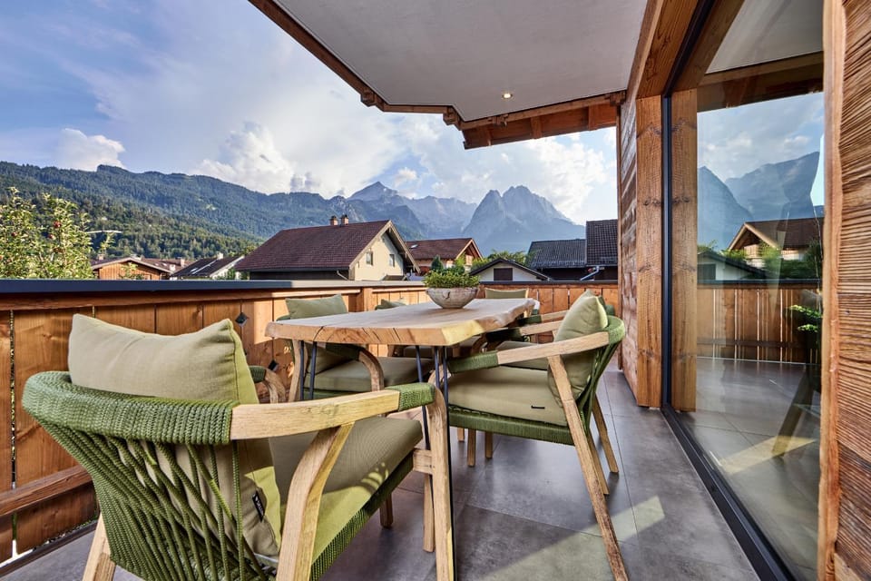 Natural landscape, View (from property/room), Balcony/Terrace, Seating area, Dining area, Mountain view