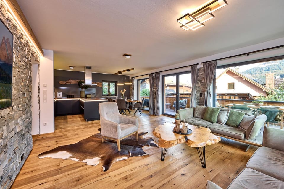 Kitchen or kitchenette, Living room, Seating area, Dining area, Mountain view