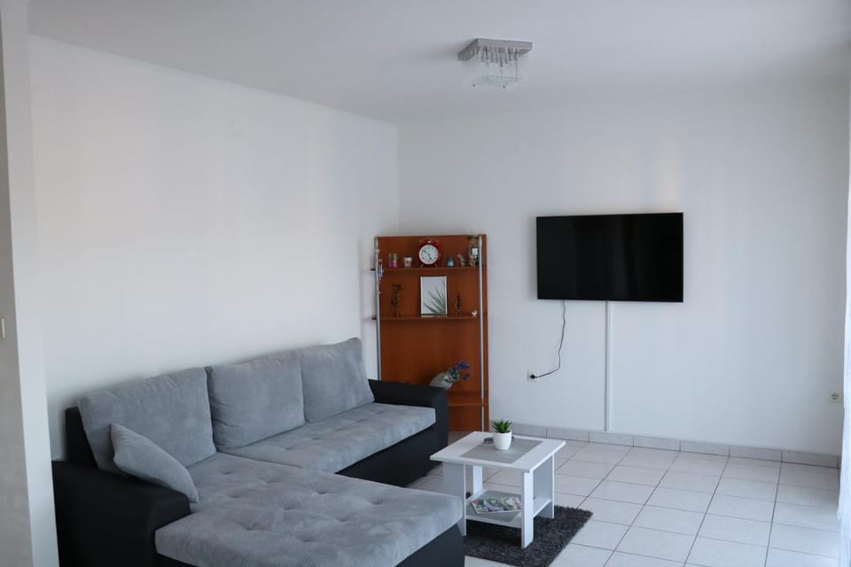 TV and multimedia, Living room, Lounge or bar, Seating area