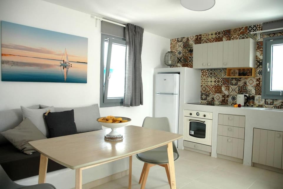 Kitchen or kitchenette, Living room, Seating area, Dining area, stove