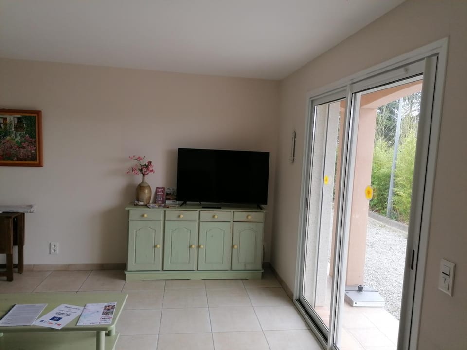 Communal lounge/ TV room, TV and multimedia