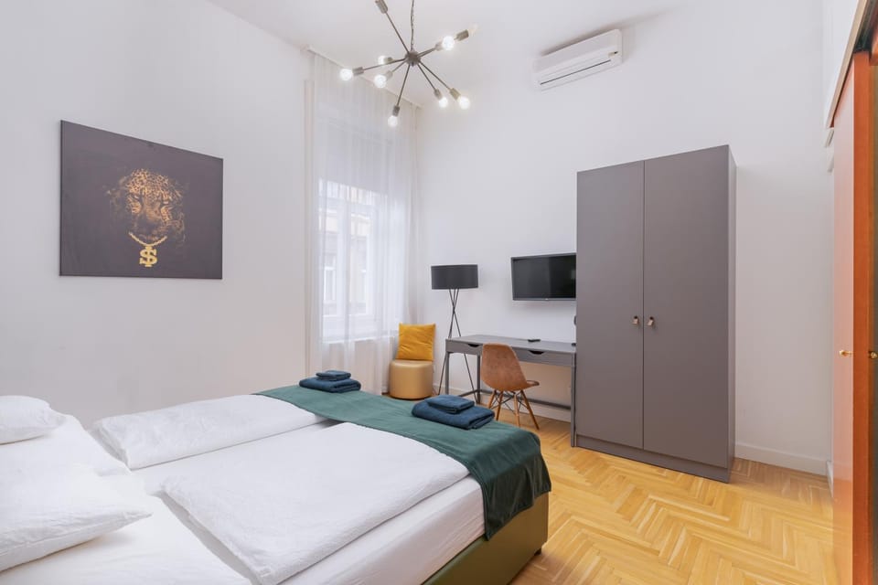Bed, TV and multimedia, Photo of the whole room, Bedroom, towels, air conditioner